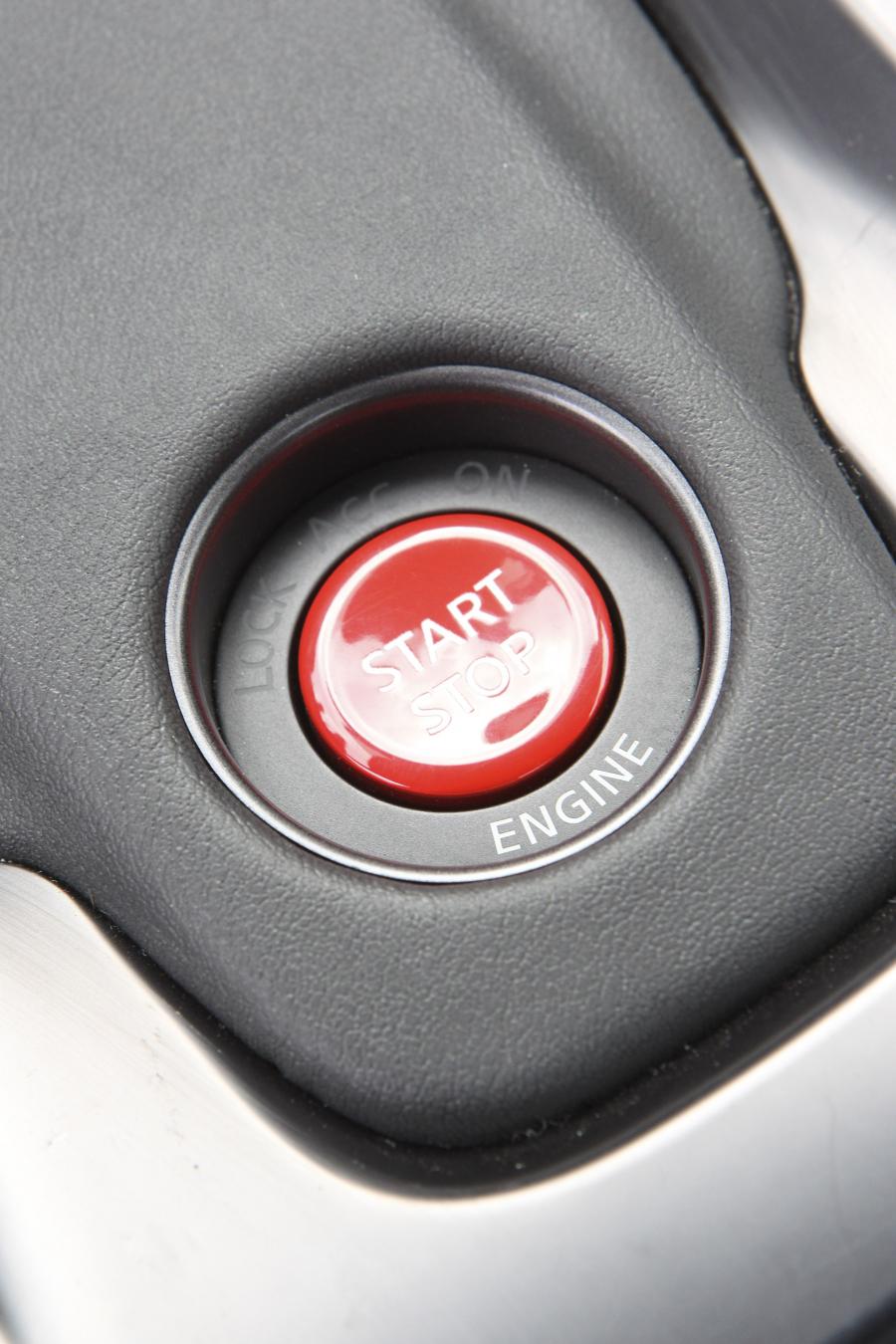  Nissan GT-R 2013 года  (EU) (фото 9 из 69)